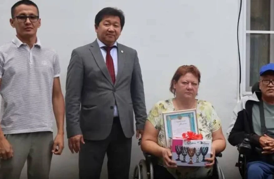 Әкімдік әлем чемпионына бокал сыйлады Әкімдік әлем чемпионына бокал сыйлады