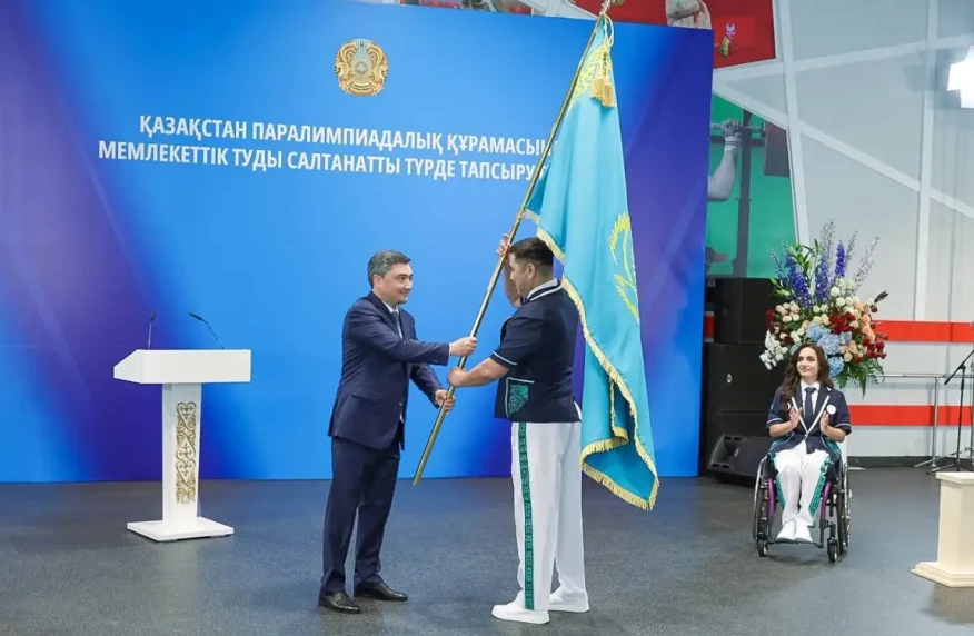 Олжас Бектенов паралимпиада ұлттық құрамасының мүшелеріне Мемлекеттік Туды табыстады Олжас Бектенов паралимпиада ұлттық құрамасының мүшелеріне Мемлекеттік Туды табыстады