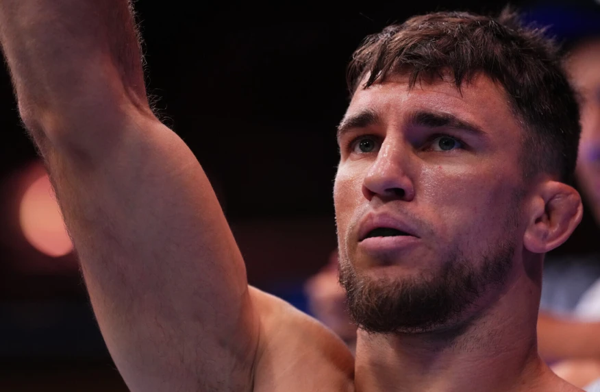UFC 320 турниріндегі жекпе-жекте Веретенников қарсыласынан ауыр болды UFC 320 турниріндегі жекпе-жекте Веретенников қарсыласынан ауыр болды