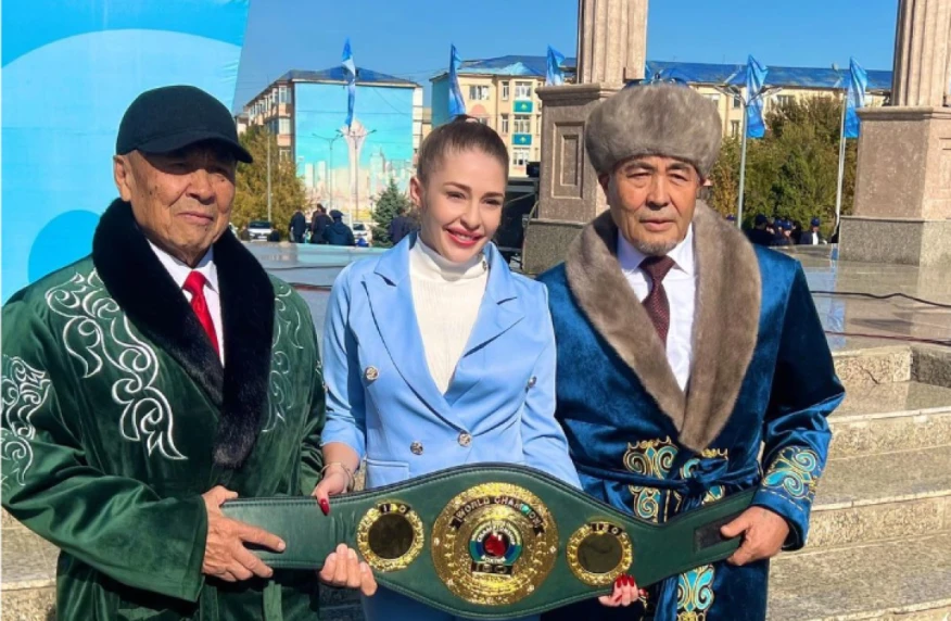 Жүрген жерінде белбеулерін сүйреп жүретін Ангелина Лукас сынға қалды Жүрген жерінде белбеулерін сүйреп жүретін Ангелина Лукас сынға қалды