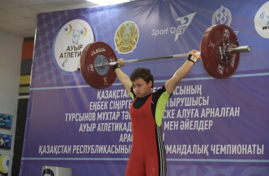 Он үш жасар зілтемірші ересектер арасында Қазақстан чемпионы атанды Он үш жасар зілтемірші ересектер арасында Қазақстан чемпионы атанды