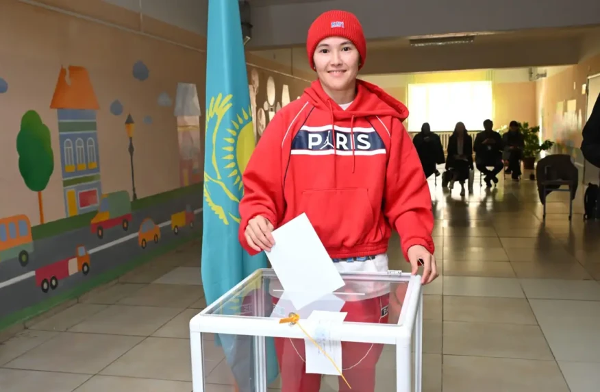 Олимпиада жүлдегері Назым Қызайбай референдумда дауыс берді Олимпиада жүлдегері Назым Қызайбай референдумда дауыс берді
