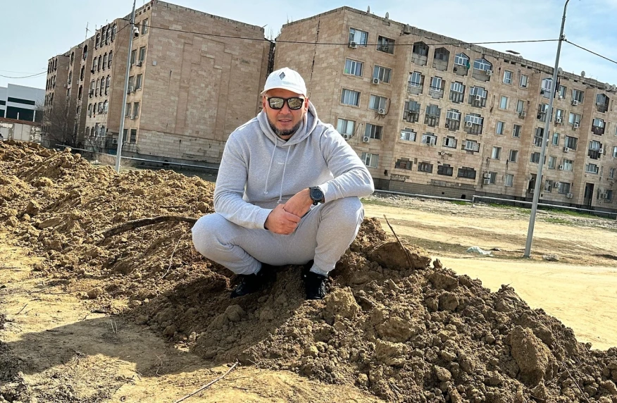 Президент NAIZA помогает строить дамбу в Кульсары Президент NAIZA помогает строить дамбу в Кульсары
