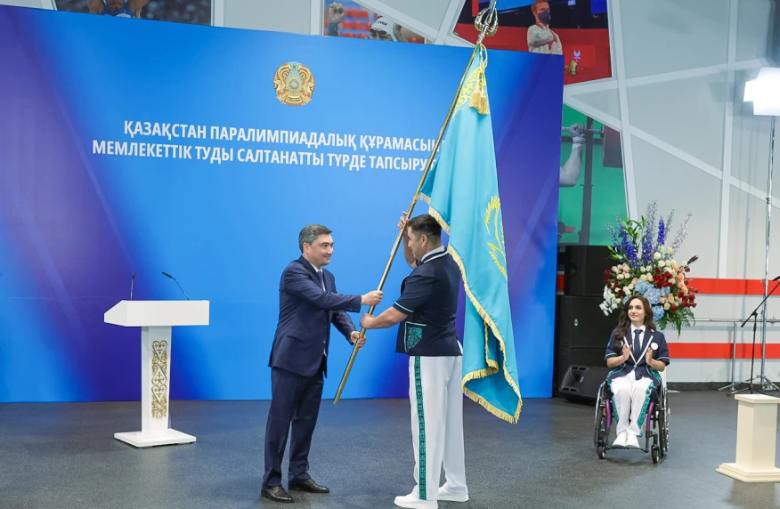 Премьер-Министр вручил государственный флаг Казахстана Паралимпийской сборной Премьер-Министр вручил государственный флаг Казахстана Паралимпийской сборной