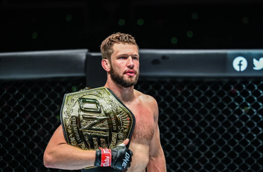 Ренье де Риддер одержал уверенную победу над Кевином Холландом на UFC 311 Ренье де Риддер одержал уверенную победу над Кевином Холландом на UFC 311