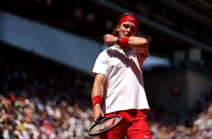 Андрей Рублев стал первым игроком топ-10 ATP, который покинул Уимблдон-2024 Андрей Рублев стал первым игроком топ-10 ATP, который покинул Уимблдон-2024