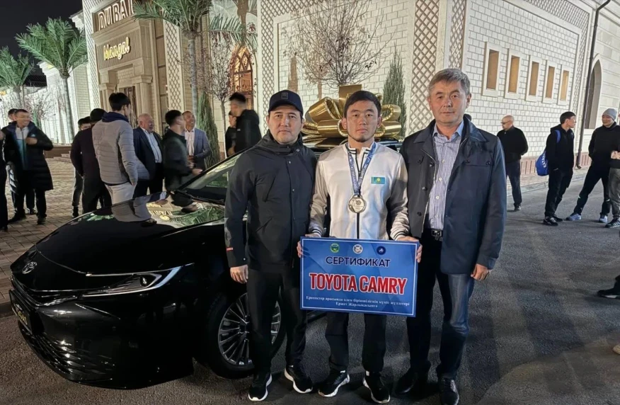 Әлем чемпионатының күміс жүлдегері көлікпен марапатталды Әлем чемпионатының күміс жүлдегері көлікпен марапатталды