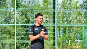 Хоккейная карьера накрылась медным тазом. Экс-игрок «Барыса» тренирует детей и зарабатывает на музыке