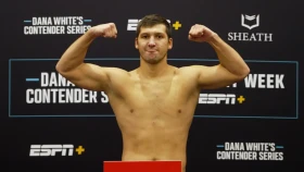 Дияр Нургожай прошел процедуру взвешивания перед боем за контракт UFC