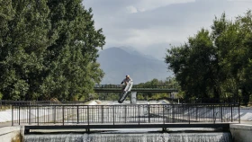 Спортсмен из Германии совершил экстремальный прыжок над речкой Большая Алматинка