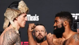 Америкалық файтер салмақ өлшеу рәсіміне қазақтың тымағын киіп шықты