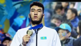 Қазақ балуанына тарихи алтын үшін бір табын жылқы табысталды