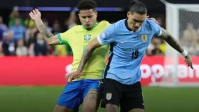 Америка кубогы: Уругвай құрамасы Бразилияны жарыс жолынан шығарды