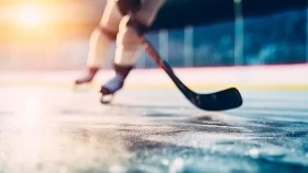 Оралда жас хоккейшілер ойын кезінде төбелес шығарды