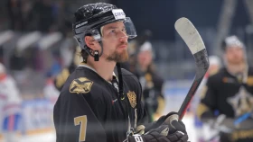 Клуб КХЛ продлил контракт с казахстанским хоккеистом