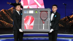 Подписанная ракетка Рыбакиной помогла собрать средства на поддержку подростков