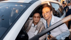 Елдос Сметов жерлестері сыйлаған көлікті алғашқы бапкеріне тарту етті