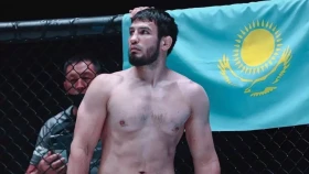 Егембердиев жарақатына байланысты Гришинмен жекпе-жекті жалғастыра алмады (видео)