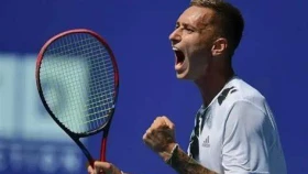 Денис Евсеев победил сеянного теннисиста в квалификации турнира ATP 250 в Гонконге