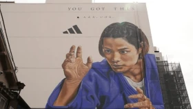 Парижде «жылап» танымал болған жапон дзюдошысының суреттері көшеге іліне бастады