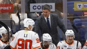 Один из худших клубов регулярного сезона КХЛ объявил об увольнении главного тренера