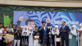 Елдос Сметовке жерлестері 5 бөлмелі пәтер мен Лексус LX600 көлігін сыйлады