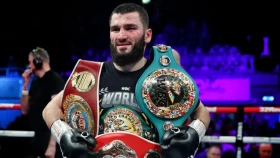 Бетербиев Усик пен Фьюри арасындағы реванштың жеңімпазын атады