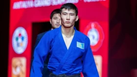 Париждегі Grand Slam: Нұрқанат Серікбаев бірінші кезеңде өзбек балуанынан ұтылды