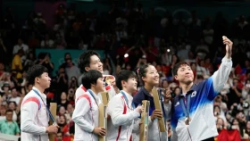 Солтүстік Корея спортшылары Оңтүстік Кореялық қарсыластарымен түскен сурет үшін жазаланды