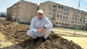 Президент NAIZA помогает строить дамбу в Кульсары