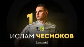 Ислам Чесноков пен Максим Самородов: Қазақстанның үздік футболшысына "Алтын доп" жүлдесі табысталды