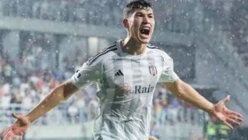 Түрік жанкүйерлері Зайнутдинов мінген автобусты аударып тастай жаздады