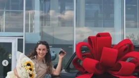Абиба Абужакынова получила в подарок третий автомобиль