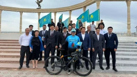 Ауа райы кедергі емес: маңғыстаулық азамат Олимпиадаға велосипедпен жолға шықты