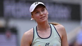 Рыбакина проиграла действующей чемпионке Роллан Гаррос