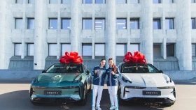 Ақша керек: Назым Қызайбай сыйға алған көліктерін сатып жатыр