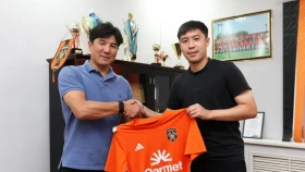 Сұлтан Сағнаев «Шахтермен» келісімшартқа қол қойды