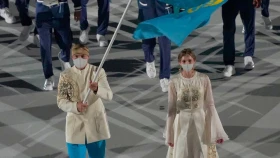 НОК передал костюмы знаменосцев на ОИ-2020 в фонд Национального музея РК