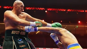 Усик отправился в больницу после боя с Фьюри с подозрением на перелом челюсти