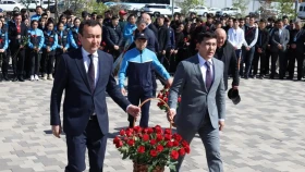 Жақсылық Үшкемпіровтың туған күніне орай ескерткішіне гүл шоқтары қойылды