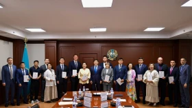 Ербол Мырзабосынов вручил специальное издание новой Конституции Казахстана именитым спортсменам и представителям туротрасли