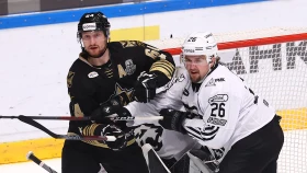 Нападающий сборной Казахстана отметился юбилейными очками в плей-офф КХЛ