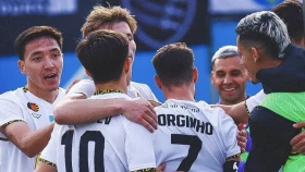 Чемпион начал защиту с победы