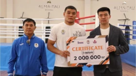 Бокс федерациясының президенті жас боксшыларға ақша үлестірді