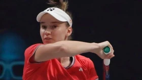 Елена Рыбакина уступила Иге Швентек на выставочном турнире в Абу-Даби (видео)