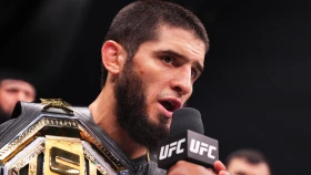 Махачев первым среди бойцов UFC выйдет в октагон в золотых перчатках