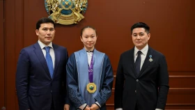 Ербол Мырзабосынов наградил чемпионку мира по таеквондо Айым Серикбаеву