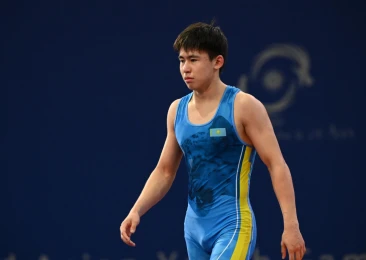 Еркекті қолымен есекке ұрады