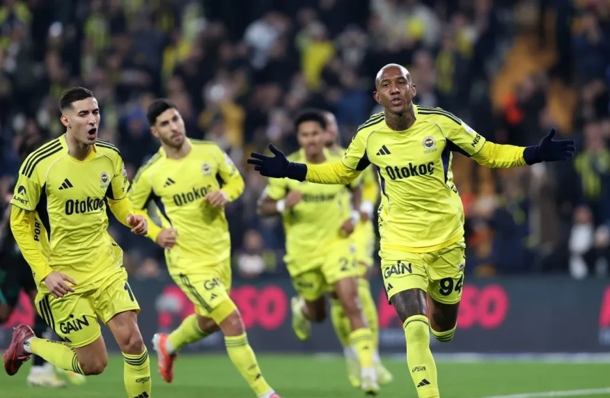 «Фенербахче» Түркия чемпионатында бірінші орынға көтерілді (видео)