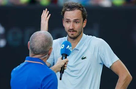 Пятая ракетка мира рискует получить крупный штраф за сломанную ракетку и камеру на Australian Open